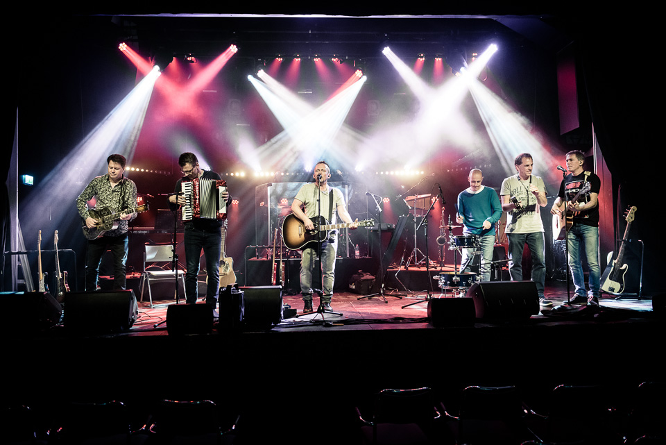 A TRIBUTE TO DIRE STRAITS